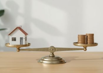 Waage mit Hausmodell und Muenzen – Hausteilverkauf Vor- und Nachteile